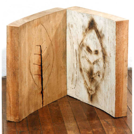 Madera y caseina 49x40x47 cm